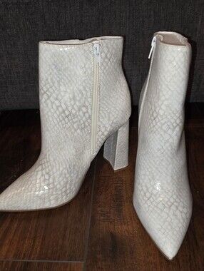 Bamboo Womens 8.5 White Cream Snake Print Look - Pointed Toe Ankle Boots NEW